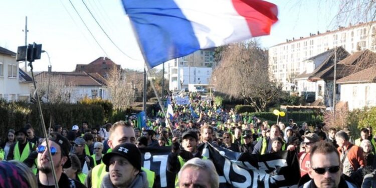 Fransa’da Macron’a karşı ‘her şeyi durdurma’ eylemleri başladı