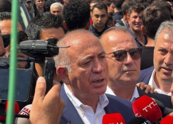 Kayyım Tekin polis zoruyla parti binasına girdi