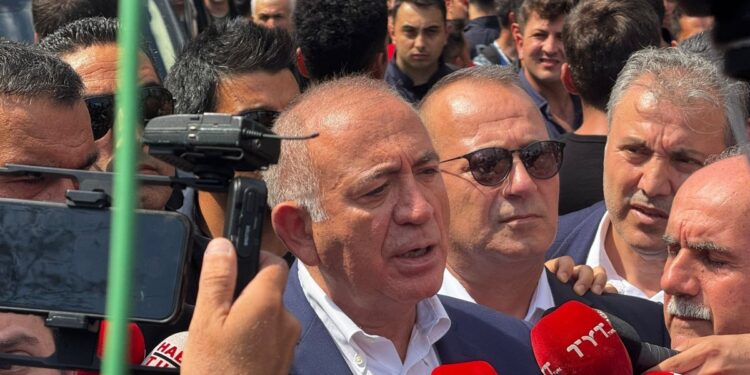 Kayyım Tekin polis zoruyla parti binasına girdi