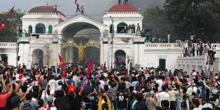 Nepal’de geçici hükümet için müzakere yapılacak