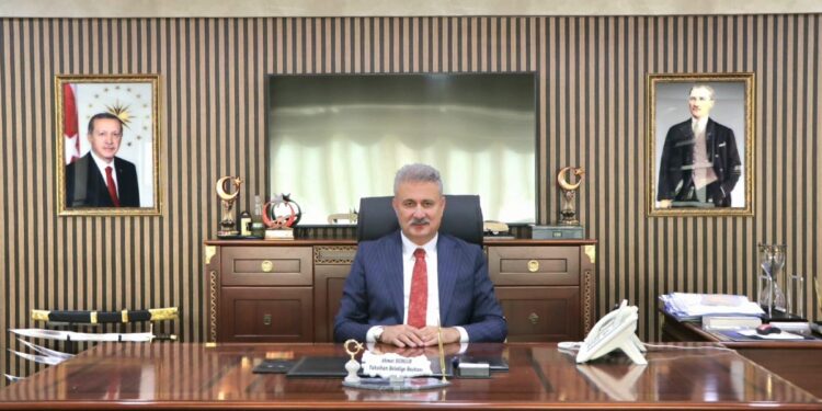 AKP’li belediye başkanı ‘rüşvetten’ tutuklandı