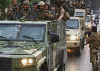 Geçiş Hükümet güçleri Hama’da evleri yakıp yağmaladı