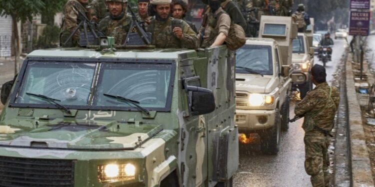 Geçiş Hükümet güçleri Hama’da evleri yakıp yağmaladı