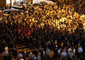 Mersin’de polisin 2 saatlik ablukasını aşan kitle yürüdü