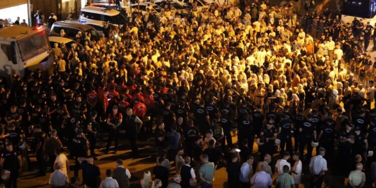 Mersin’de polisin 2 saatlik ablukasını aşan kitle yürüdü