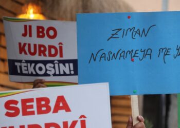 TED Koleji ve TFF protesto edildi: Kürtçe kırmızı çizgimizdir
