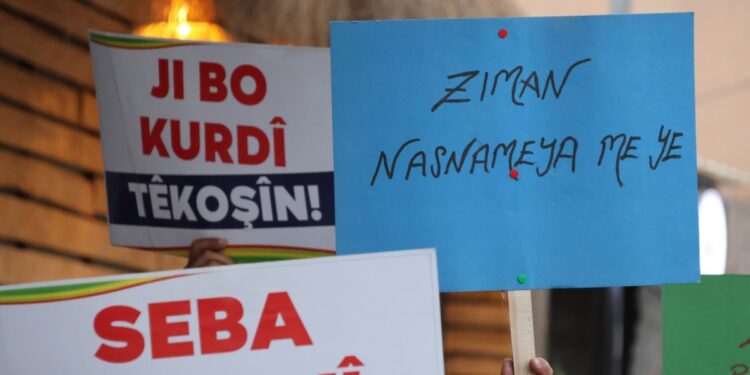 TED Koleji ve TFF protesto edildi: Kürtçe kırmızı çizgimizdir