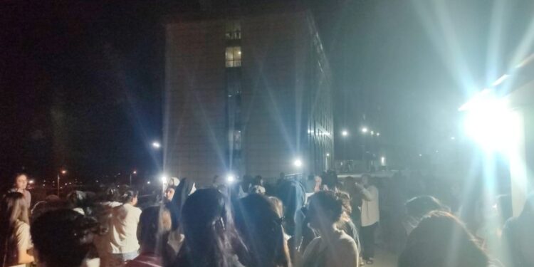 Öğrenciler KYK yurdunda su olmamasını protesto etti