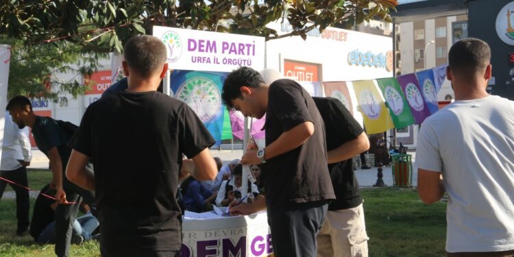 Yurttaşlar, barış için imza attı  YENİLENDİ