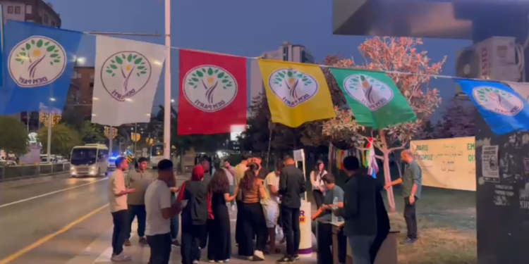 Riha’da barış için imza kuyruğu