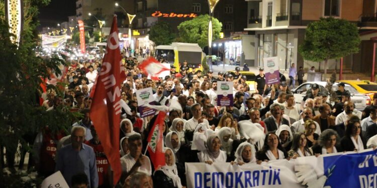 Wan’da barış yürüyüşü: Komisyon İmralı’ya gitsin