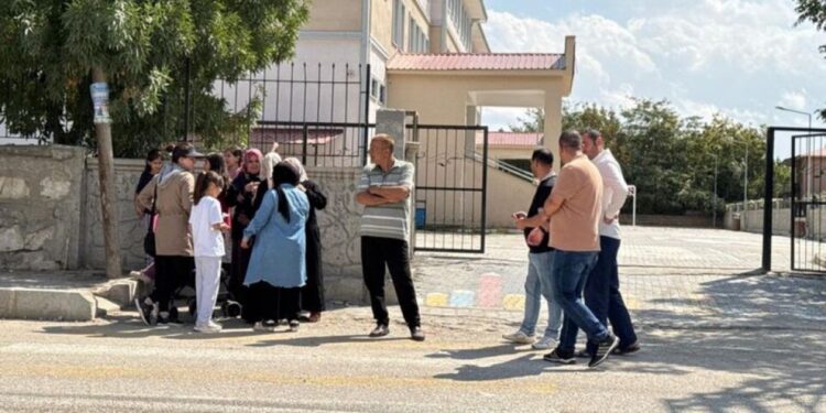 Wan’da öğretmenlere saldırı