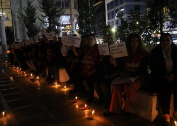 İşçiler 55 gündür direnişte: Adaleti mumla arıyoruz