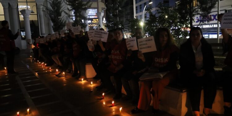 İşçiler 55 gündür direnişte: Adaleti mumla arıyoruz