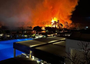 Alevler birçok mahalleye yayıldı; evler ve bir otel tahliye edildi!