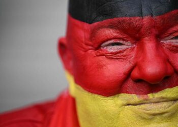 Almanlar bayrak ve millî marşın değişmesine karşı