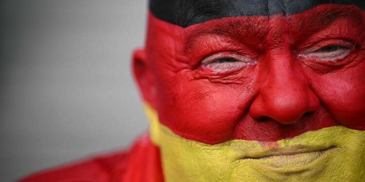 Almanlar bayrak ve millî marşın değişmesine karşı