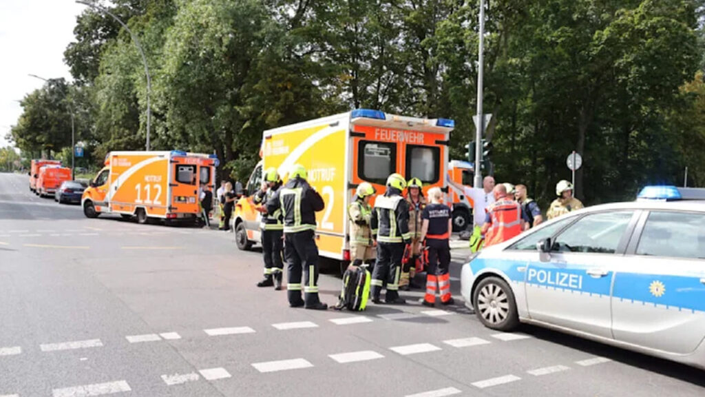 Almanya'da Korkunç Olay! Araç Kalabalığın Arasında Daldı, Yaralılar Var