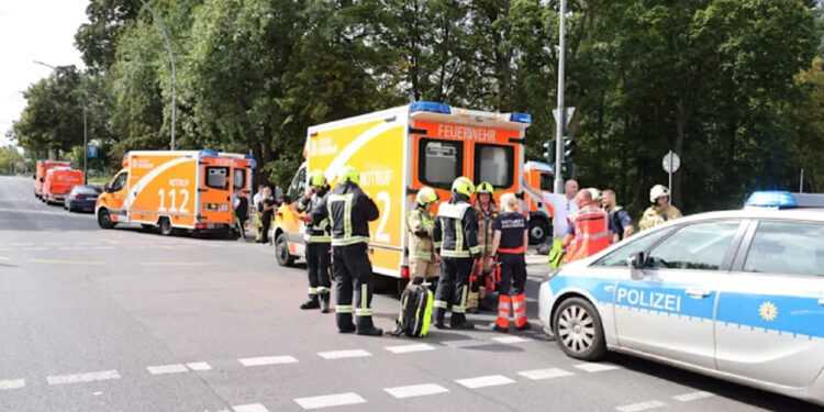 Almanya'da Korkunç Olay! Araç Kalabalığın Arasında Daldı, Yaralılar Var
