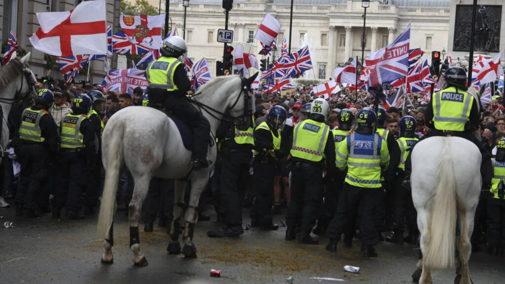 Aşırı Sağcılar Londra'daki Eylemde Dehşet Saçtı! 4'ü Ağır 26 Polis Yaralı