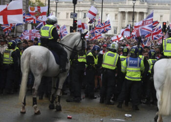 Aşırı Sağcılar Londra'daki Eylemde Dehşet Saçtı! 4'ü Ağır 26 Polis Yaralı