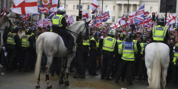 Aşırı Sağcılar Londra'daki Eylemde Dehşet Saçtı! 4'ü Ağır 26 Polis Yaralı