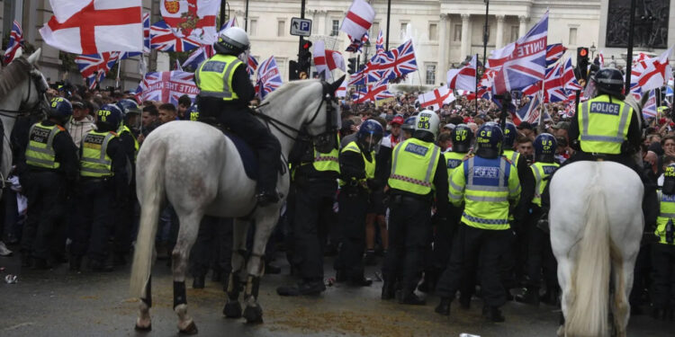 Aşırı Sağcılar Londra'daki Eylemde Dehşet Saçtı! 4'ü Ağır 26 Polis Yaralı