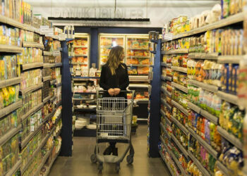 Bakan Bolat Yeşil Işık Yaktı: Marketler Pazar Günü Kapalı mı Olacak?