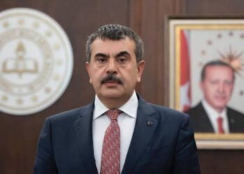 Bakan Tekin'in "Çocuğunuzu özel okula göndermek zorunluluk falan değil, tercih" sözlerine velilerden yanıt: Sözleşme sürecini denetlemek sorumluluğunuz!