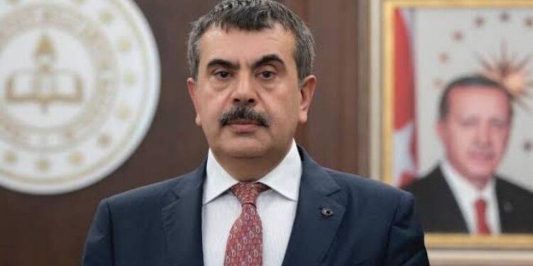 Bakan Tekin'in "Çocuğunuzu özel okula göndermek zorunluluk falan değil, tercih" sözlerine velilerden yanıt: Sözleşme sürecini denetlemek sorumluluğunuz!