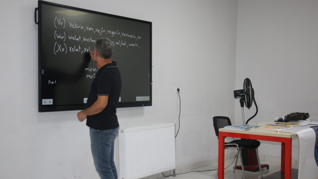 Belediyenin Kürtçe ve Farsça kurslarına yoğun ilgi