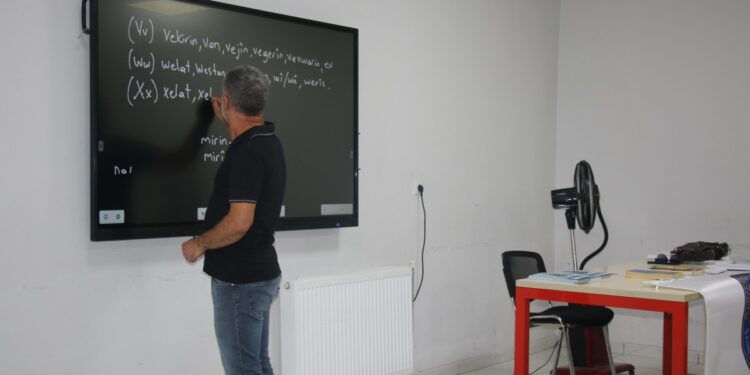 Belediyenin Kürtçe ve Farsça kurslarına yoğun ilgi