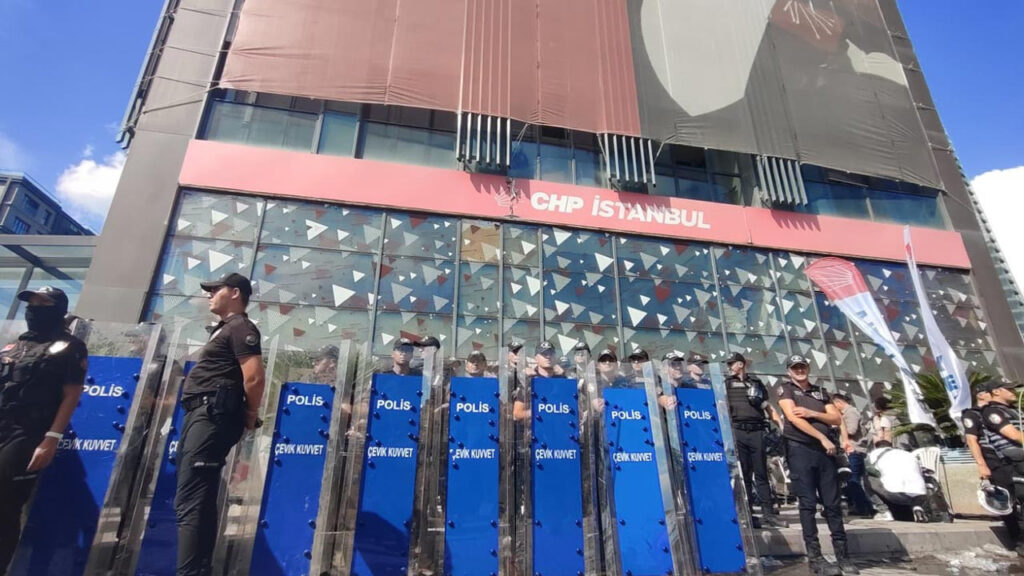 CHP, İstanbul İl Başkanlığı Binasını Kapatıyor