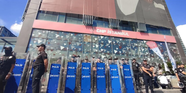 CHP, İstanbul İl Başkanlığı Binasını Kapatıyor