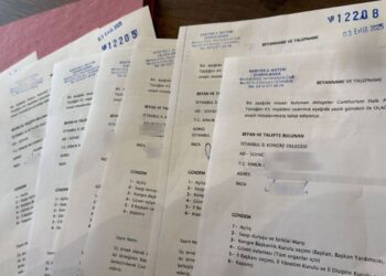 CHP İstanbul İl Kongresi delegeleri, olağanüstü kongrenin toplanması talebiyle noterde imza verdi