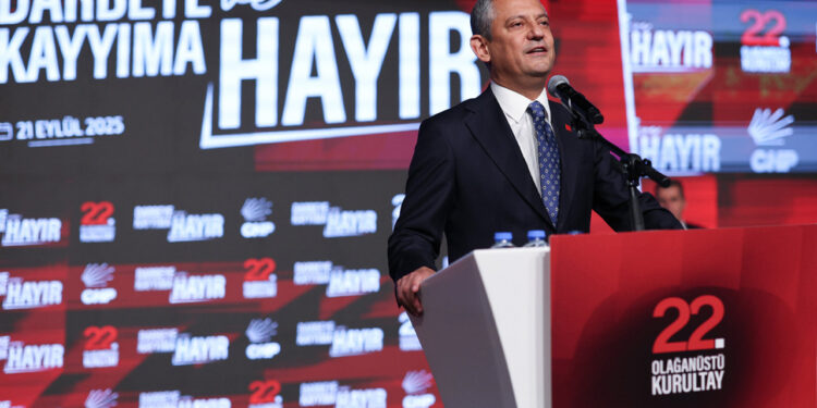 CHP Kurultayı 'Mutlak Butlan' Riskini Bitirdi mi? Özgür Özel'in Zaferi Ne Anlama Geliyor?