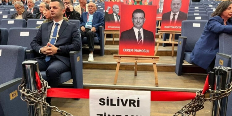 CHP Kurultayında Semboller Konuştu! İşte Dikkat Çeken Kareler