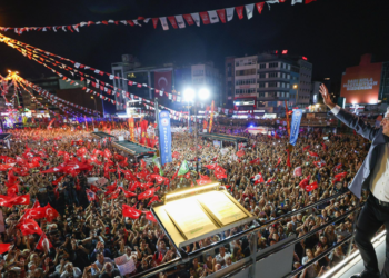 CHP lideri Özel Kadıköy'de: 'Saraçhane Sağdan ve Soldan Mücadeleyi Öğretti'