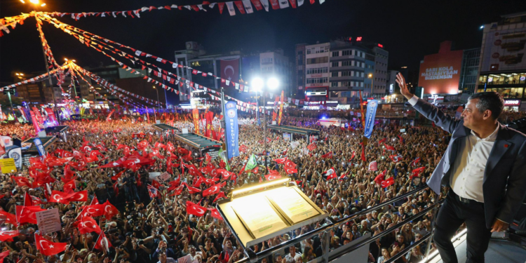 CHP lideri Özel Kadıköy'de: 'Saraçhane Sağdan ve Soldan Mücadeleyi Öğretti'