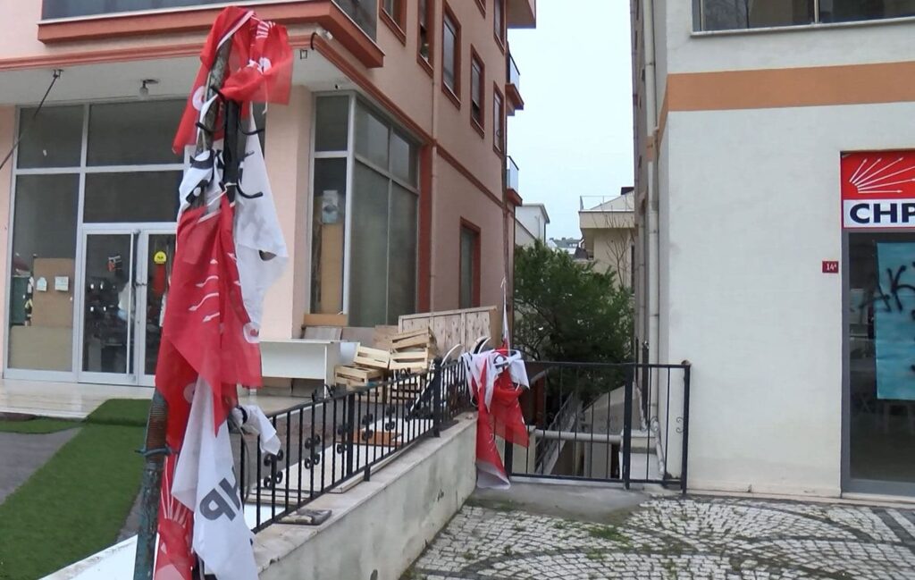 CHP’nin Ataşehir ve Esenyurt ilçe kongreleri durduruldu