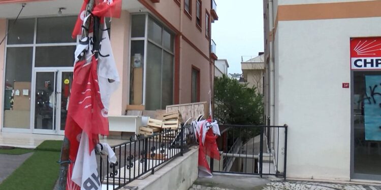 CHP’nin Ataşehir ve Esenyurt ilçe kongreleri durduruldu