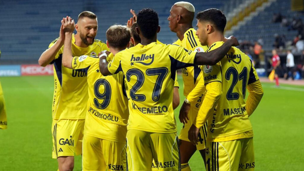 Fenerbahçe ile Antalyaspor Kadıköy'de Karşı Karşıya Geliyor