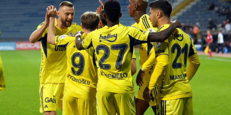 Fenerbahçe ile Antalyaspor Kadıköy'de Karşı Karşıya Geliyor