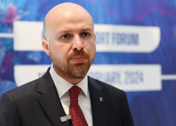 Gölgemizden korkan cahil cühela bir kitle var