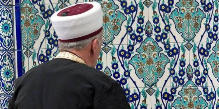 Gurbetçilerden para toplayan emekli imama 19 yıl sonra ceza!