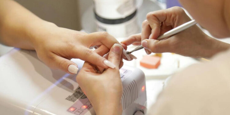 Güzellik Salonlarında Kriz! Kadınların Vazgeçilmezi Jel Tırnağa Yasak Geldi! Artık Kullanılmayacak