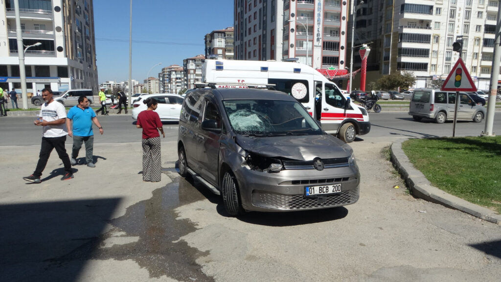 Hafif Ticari Araç Anne ve 2 Çocuğa Çarptı: 3 Ağır Yaralı