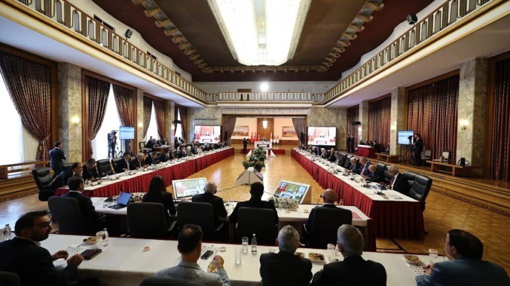 Hizbullahçı dernekten komisyonda provokasyon: DEM Parti salonu terk etti