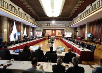 Hizbullahçı dernekten komisyonda provokasyon: DEM Parti salonu terk etti
