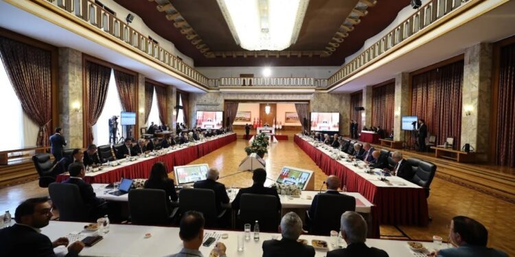 Hizbullahçı dernekten komisyonda provokasyon: DEM Parti salonu terk etti